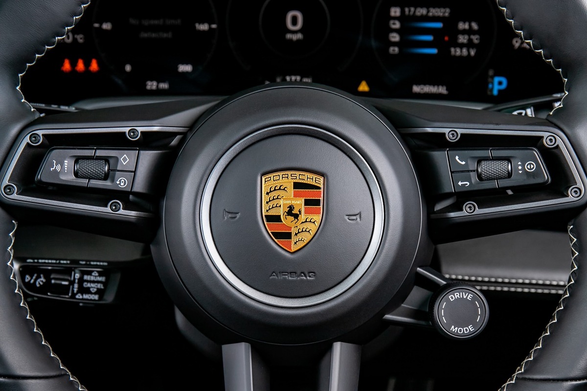 Porsche 911 store taycan turbo s