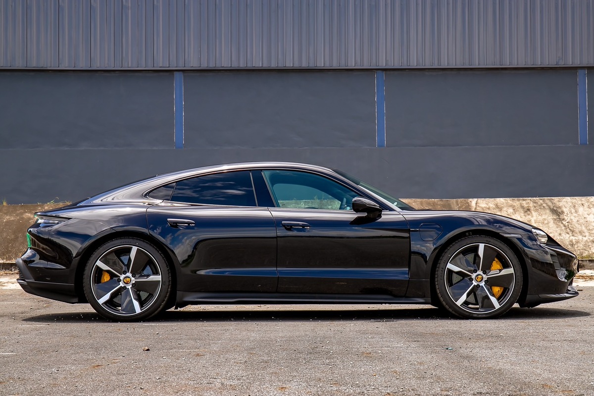 Porsche panamera taycan turbo shop s